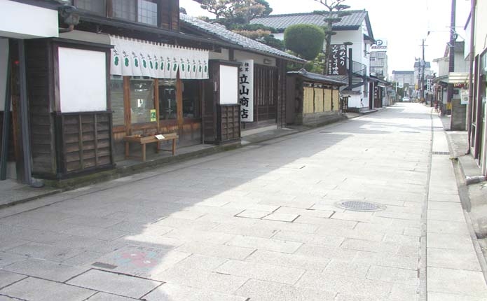 今も古い町並みが残る鍛冶屋町通り